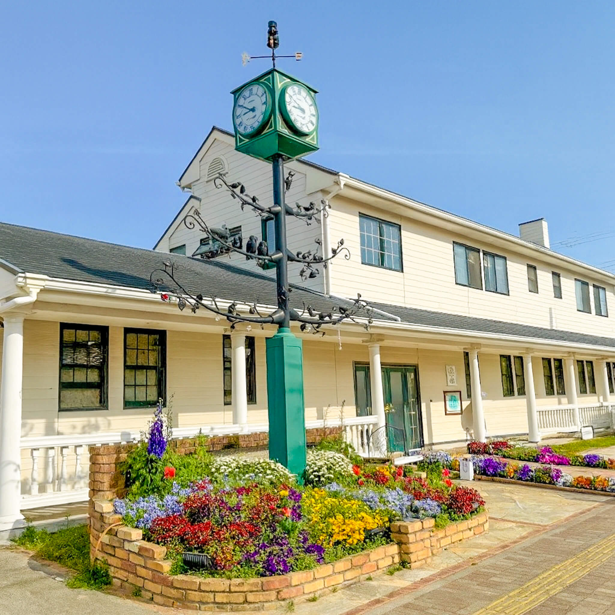 時計台のある歯科医院外観